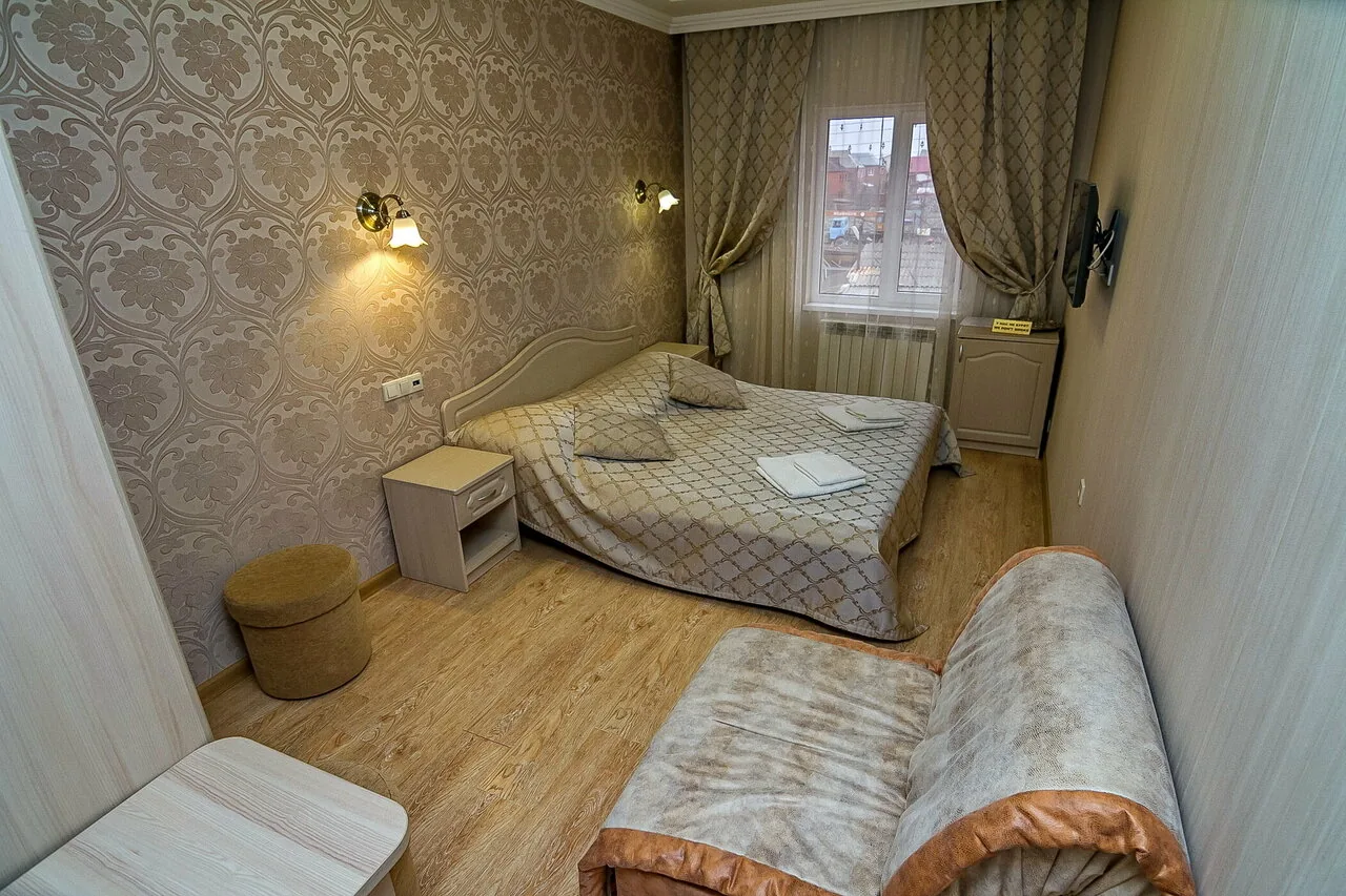 Двухместный номер с двуспальной кроватью и дополнительной кроватью